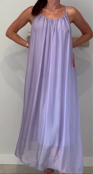 Vestido de seda azul y lavanda.
