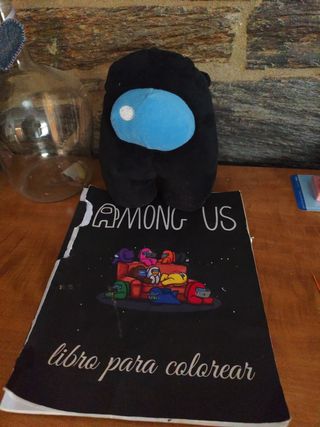Among Us peluche y libro