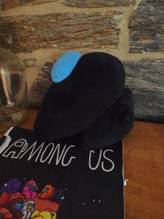 Among Us peluche y libro