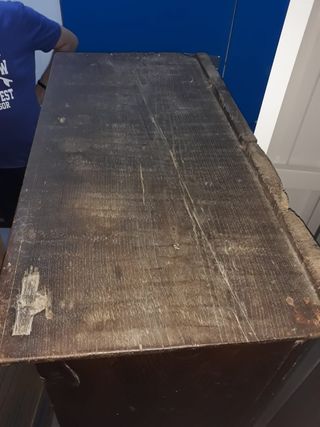 Armario antiguo de madera tallada