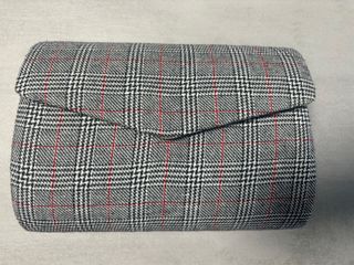 Bolso gris y rojo a cuadros