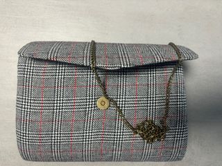 Bolso gris y rojo a cuadros