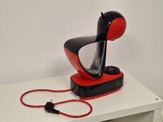 Cafetera Dolce Gusto DeLonghi roja