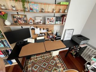 Escritorio negro con 2 sillas naranjas