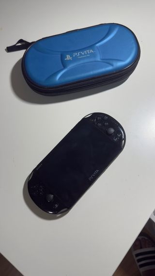 PS Vita (PlayStation Vita) negra y funda azul