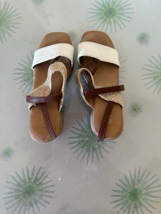 Sandalias cuña blancas y marrón talla 39 
nuevos