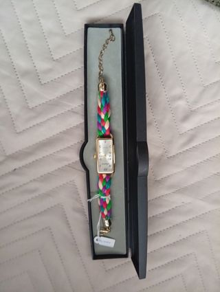 Reloj dorado multicolor