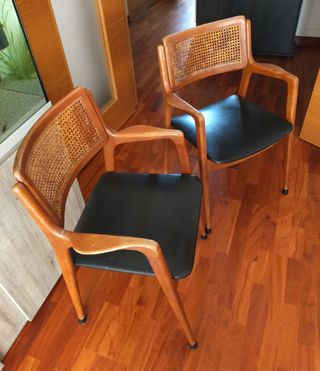 2 Sillas vintage de madera y rejilla