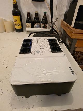 Gruppo di continuità APC UPS 600VA 360W