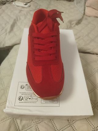 Zapatillas rojas nuevas sin estrenar.