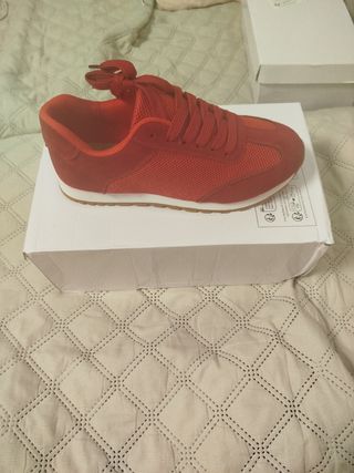 Zapatillas rojas nuevas sin estrenar.