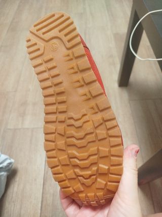 Zapatillas rojas nuevas sin estrenar.