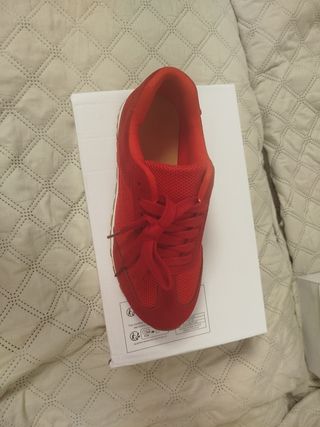 Zapatillas rojas nuevas sin estrenar.