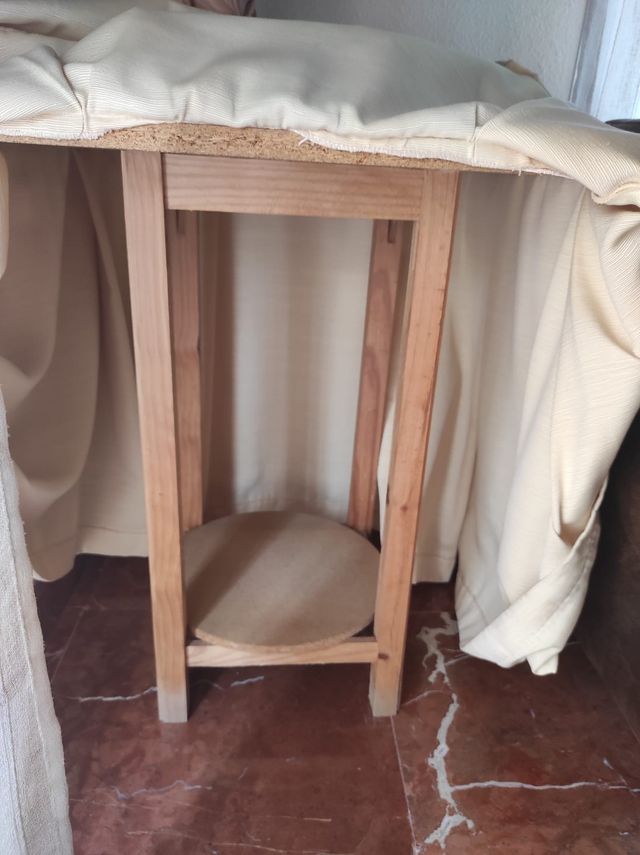 Mesa auxiliar con ropa incluida