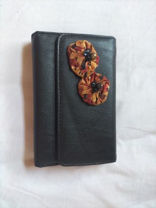 Cartera negra con flores