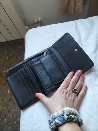 Cartera negra con flores