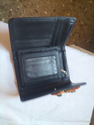 Cartera negra con flores