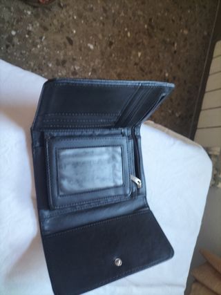 Cartera negra con flores