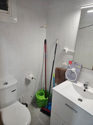 Habitación amueblada en piso compartido