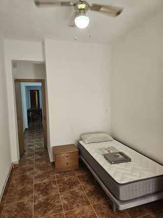 Habitación amueblada en piso compartido