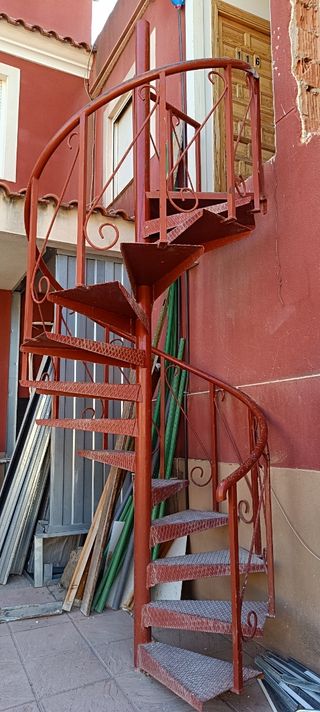 Escalera caracol metálica