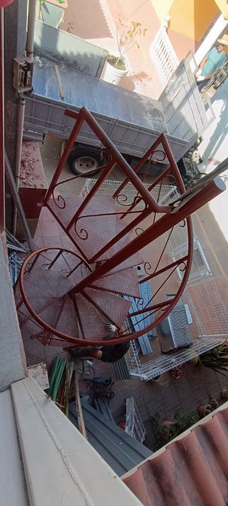 Escalera caracol metálica