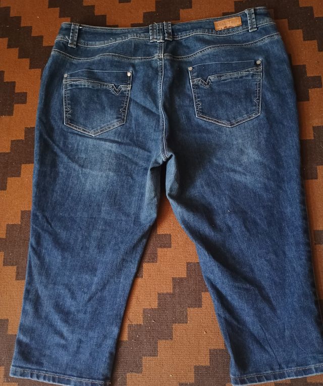 Pantalones vaqueros piratas.