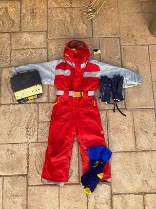 Mono esquí infantil rojo y complementos de regalo