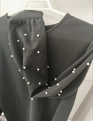 Vestido negro con perlas. T-44