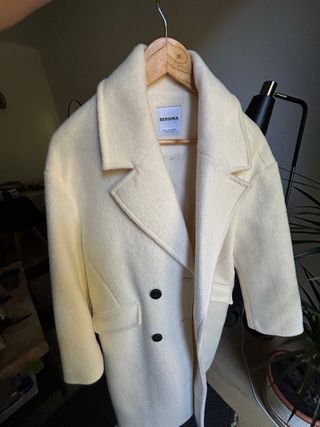 Abrigo blanco Bershka