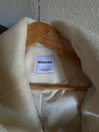 Abrigo blanco Bershka