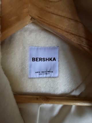 Abrigo blanco Bershka