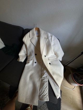 Abrigo blanco Bershka