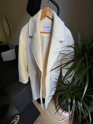 Abrigo blanco Bershka