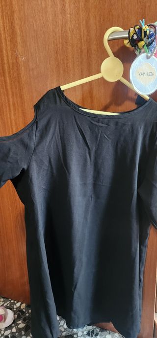 Vestido negro hombros descubiertos 