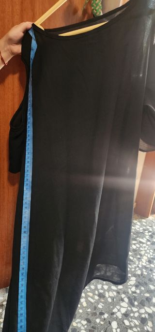 Vestido negro hombros descubiertos 