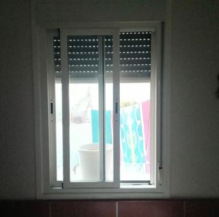 Ventana aluminio con persiana y mosquitera