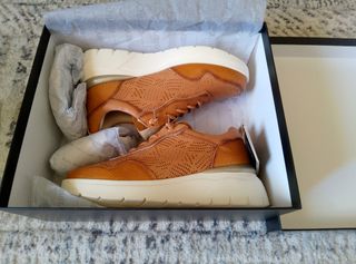 Zapatilla de mujer, de la marca Carmela. Fabricada
