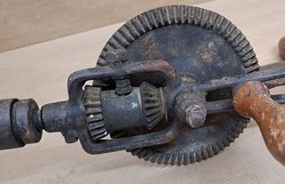 Taladro manual antiguo