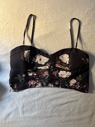 Top negro floral