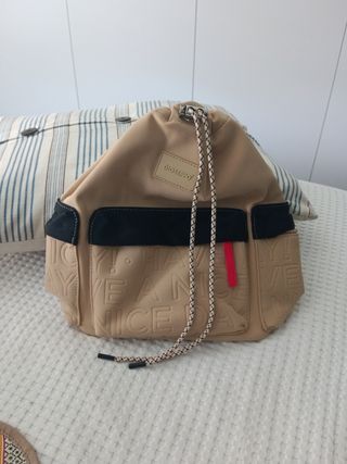 Mochila Gioseppo beige y negra