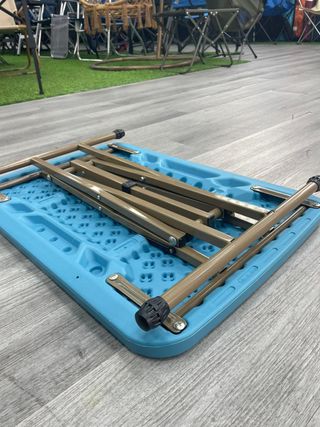 Mesa plegable azul - Patas metálicas