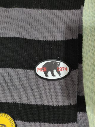 Bufanda vintage con parches - Gris y negra