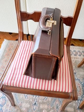 Maletín médico antiguo de cuero