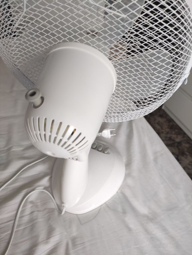 Ventilador blanco pequeño - sobremesa