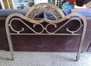 Cabecero cama de metal plateado.