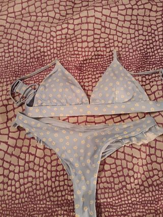 Bikini Oysho azul - estampado margaritas.