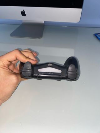 PS4 (PlayStation 4) Slim negra y mando 