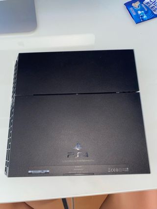 PS4 (PlayStation 4) Slim negra y mando 