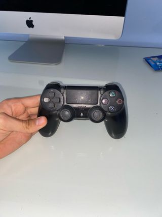 PS4 (PlayStation 4) Slim negra y mando 